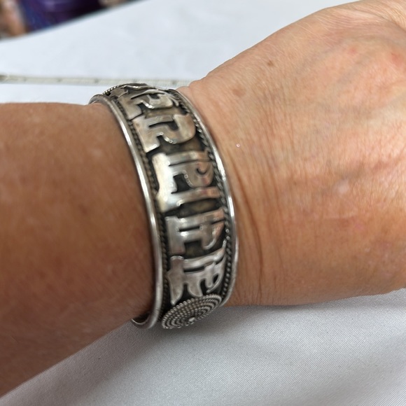 Vintage Silvertone Om Mani Padme Hum cuff bracelet - Picture 9 of 11